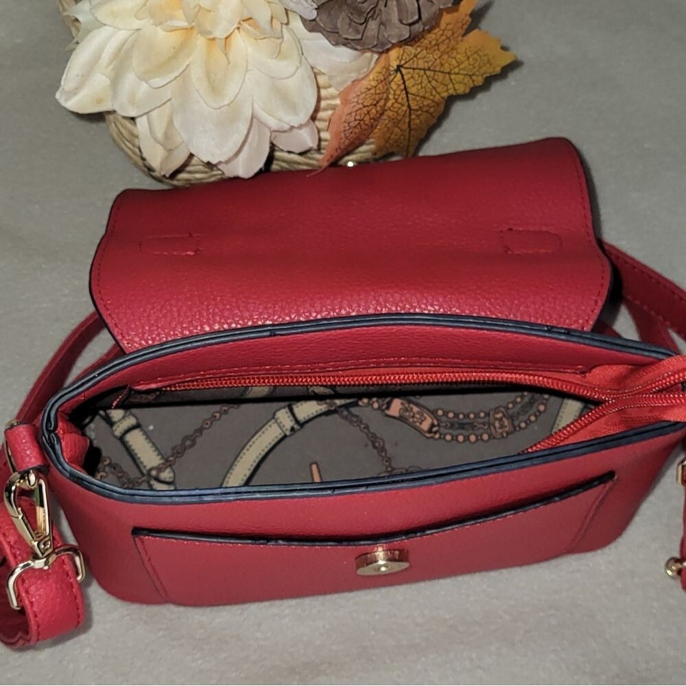 Woman's Small Red Handbag Crossbody Style Purse 6in(H)X8.5in (L)X4in(W) EUC - Picture 3 of 7